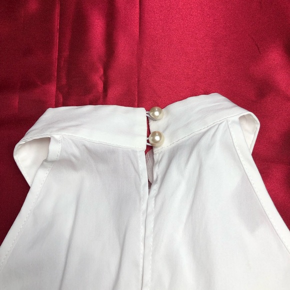 ⭐️NEW⭐️White House Black Market (WHBM) White Halter top with flower detail - Picture 5 of 6